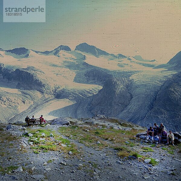Bergwanderer im Allgäu  hier am 14.8.1992  in einer groesseren Gruppe unterwegs geniessen die gesunde Alpenluft und haben durch Aufstiege die noetige Bewegung  Deutschland  Europa