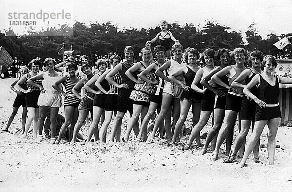 Badegruppe am Strand  Frauengruppe  witzig  lachen  Sommerferien  Ferien  Lebensfreude  etwa 1920er Jahre  Ostsee  Rügen  Mecklenburg-Vorpommern  Deutschland  Europa