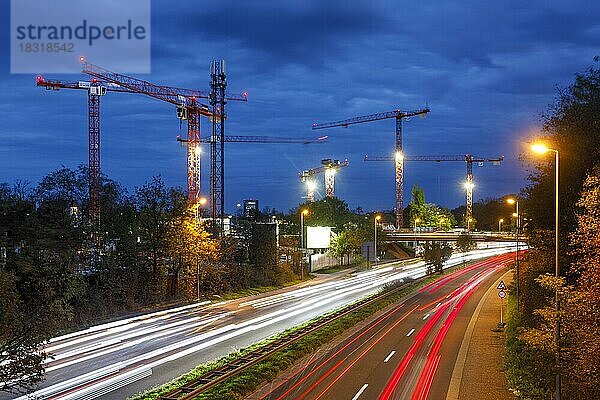 Berufsverkehr Danziger Straße  dahinter Großbaustelle Deiker Höfe  ehemals Fashion House  Düsseldorf  Nordrhein-Westfalen  Deutschland  Europa