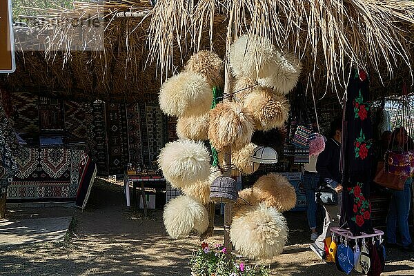 Andenkenladen mit traditionellen Mützen aus Schafsfell  nahe Signagi  Kachetien  Georgien  Asien