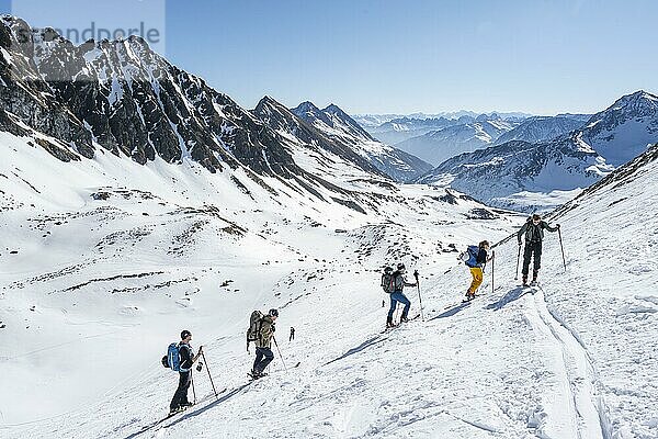 Skitourengeher bei gutem Wetter  Stubaier Alpen  Berge im Winter  Kühtai  Tirol  Österreich  Europa