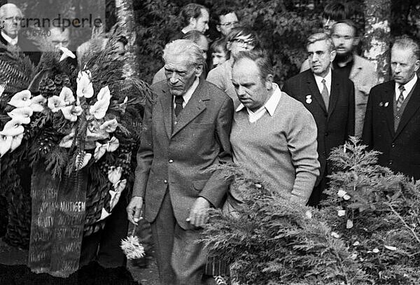 Die traditionelle Gedenkveranstaltung Blumen fuer Stukenbrock  hier am 01. 09. 1973 dem Antikriegstag in Stukenbrock bei Bielefeld- wurden die NS-Opfer an den sowjetischen Kriegsfangenen geehrt. Max Reimann (M.) bei Kranzniederlegung  Deutschland  Europa