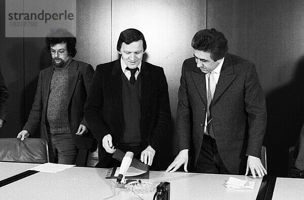 Zwei Maenner treffen sich zu Gespraechen zwischen Ost und West. Gerhard Schroeder (Vors. der Jusos) und Egon Krenz (Vors. der FDJ) am 22.03.1980 in Bonn.Gerhard Schroeder  Egon Krenz  N.N. v.l  Deutschland  Europa