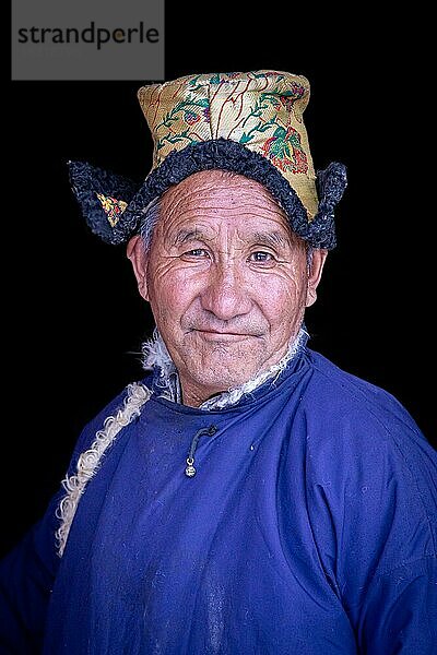 Älterer Mann in traditioneller ladakhischer Kleidung  Spituk-Kloster (Gompa)  Bezirk Leh  Ladakh  Indien  Asien