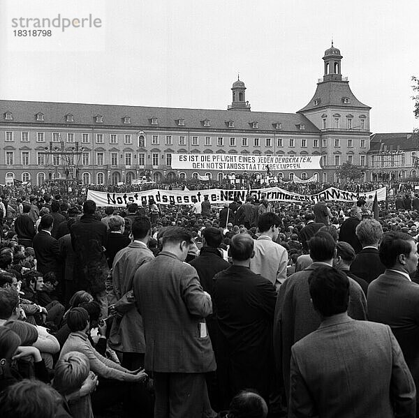 Viele tausend Menschen versammelten sich in Bonn am 11. 5. 1968 zum Marsch auf Bonn um gegen die Notstandsgesetze zu protestieren  Deutschland  Europa
