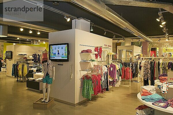 Kinderbekleidung  Kindermode  Kaufhaus  Ladengeschäft  Einzelhandel  Mode  Einkauf