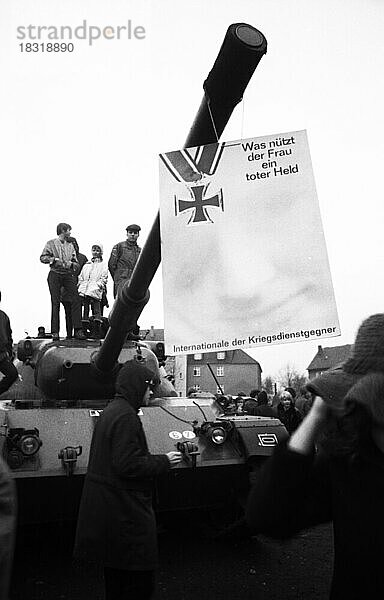 Die Waffenschau der Bundeswehr  hier im Jahre 1966 in Dortmund-Lüttgendortmund  fand das Interesse von Kindern und jungen Menschen Kriegsdienstgegner protestierten gegen di Kriegsdienstgegner protestierten gegen die Show  Deutschland  Europa