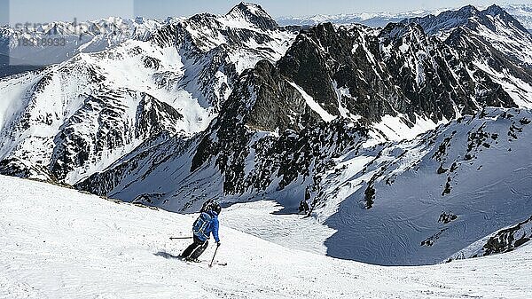 Skitourengeher bei der Abfahrt  Gipfel und Berge im Winter  Sellraintal  Kühtai  Tirol  Österreich  Europa