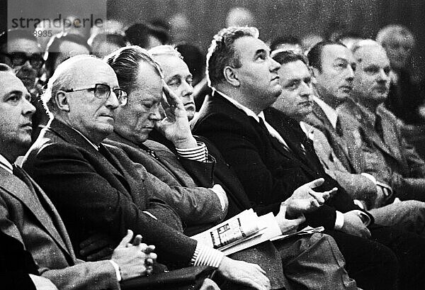 Die Arbeitnehmerkonferenz am 19. 10. 1973 in Duisburg setze sich mit prominenten SPD-Politikern und Gewerkschaftern fuer soziale Demokratie ein. N. Heinz Kuehn  Willy Brandt  Heinz-Oskar Vetter  Heinz Klunkcer  N. v. l  Deutschland  Europa