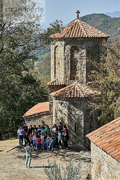 Gruppe von Kindern posiert vor der Kirche des Erzengels  Kreuzkuppelkirche aus dem 9. Jahrhundert  Klosterkomplex von Nekresi  Kachetien  Georgien  Asien