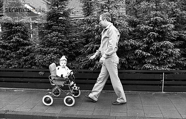 Die Betreuung eines Kleinkindes durch den Vater war im Jahre 1980 eher selten wie hier am 24.06.1980 bei Bielefeld  Deutschland  Europa