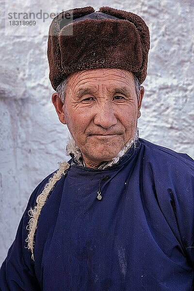 Älterer Mann in traditioneller ladakhischer Kleidung  Spituk-Kloster (Gompa)  Bezirk Leh  Ladakh  Indien  Asien