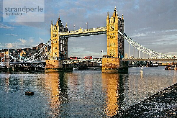 Tower Bridge über die Themse bei Abendsonne  London  City of London  England  United Kingdom  Großbritannien  Europa