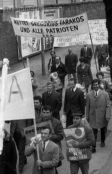 Eine Demonstration mit Folkloreelementen in Düsseldorf am 25. 5. 1971 gegen die Herrschaft einer Militaerjunta und fuer Demokratie in ihrem Lande von griechischen Gastarbeitern und Deutschen  Deutschland  Europa