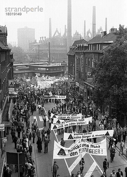 Fuer die Sicherung ihrer Arbeitsplaetze demonstrierten 1982 ca. 20.000 Stahlarbeiter teils mit schwarzen Fahnen der Arbed-Saarstahl  Deutschland  Europa