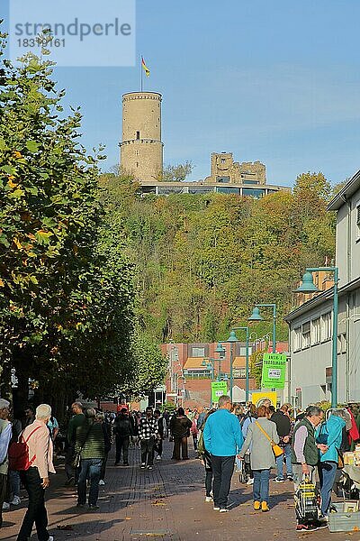 Burg Godesburg und Menschengruppe in Bad Godesberg  Bonn  Nordrhein-Westfalen  Deutschland  Europa