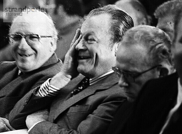 Die Arbeitnehmerkonferenz am 19. 10. 1973 in Duisburg setze sich mit prominenten SPD-Politikern und Gewerkschaftern fuer soziale Demokratie ein. Heinz Kuehn  Willy Brandt  Heinz-Oskar Vetter v. l  Deutschland  Europa