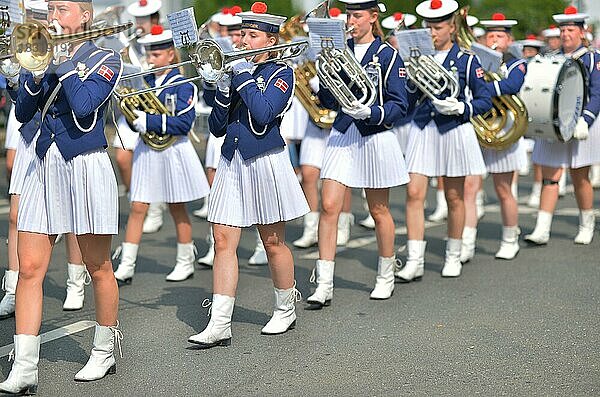 Teilnehmer und Zuschauer beim traditionellen Schuetzenumzug am 09.07.2017 in Iserlohn  Deutschland  Europa