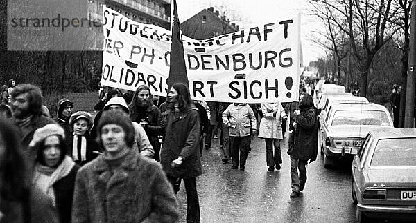 Die Entlassungen von Arbeitern der Mannesmann-Werke nach einem nicht von der Gewerkschaft gefuehrtem spontanem Streik rief Proteste der Mannesmannbeschaeftigten am 7. 11. 1973 in Duisburg und anderen Standorten und Solidaritaet der Arbeiter anderer Werke  Studenten  Jugend und Sympathisanten hervor  Deutschland  Europa