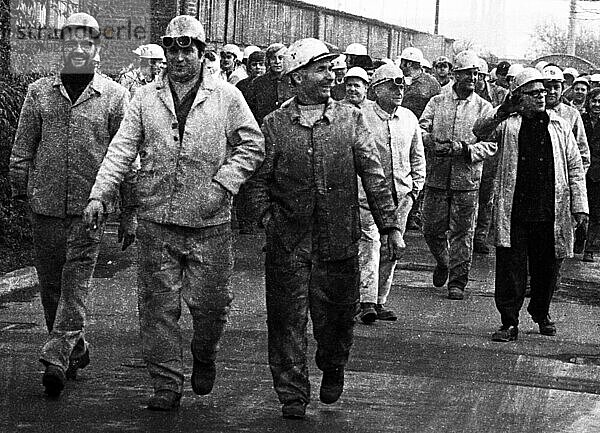 Dieser Warnstreik der Stahlarbeiter der Hoesch AG Westfalenhuette am 10. 1. 1972 in Dortmund war ein Spontanstreik den die Beteiligten zu einer Demonstration in die Stadt ausdehnten  Deutschland  Europa