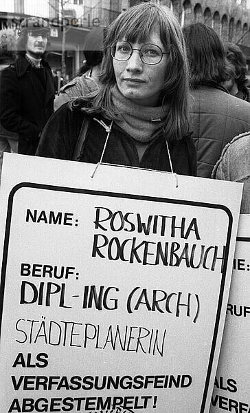 Betroffene des Radikalenerlasses und ihre Freunde demonstrierten gegen Berufsverbote 02.02.1980 in Stuttgart. Roswitha Rockenbauch  Deutschland  Europa