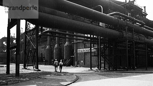 Das Oxygen-Stahlwerk Phoenix der Hoesch AG am 25. 7. 1973 produzierte Stahl. Heute ist das ehemalige Stahlwerk ein Freizeitpark am Phoenixsee in Dortmund-Hoerde  Deutschland  Europa