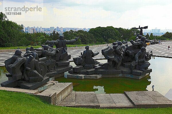 Stadt Kiew  Soldaten  Skulpturen auf dem Gelände des National Museums der Geschichte der Ukraine im Zweiten Weltkrieg  eine Erinnerungsstätte im Stadtteil Petschersk von Kiew  Ukraine  sie sollen den tapferen Durchhaltewillen und die mutige Verteidigung zum Ausdruck bringen  Europa