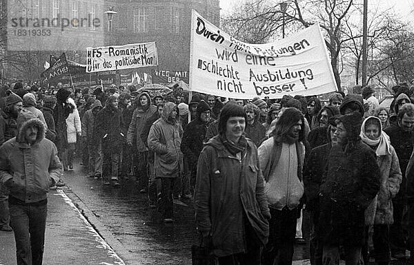 Studenten der Ruhruniversitaet Dortmund und anderer Hochschulen in Nordrhein-Westfalen wandten sich mit einem Protestmarsch in schlechtem Wetter gegen eine Verschlechterung des Hochschulrahmengesetzes (HRG) und fuer eine Verstaerkung der Mit- und Selbstbestimmung am 19.1.1977 in Duessldorf  Deutschland  Europa