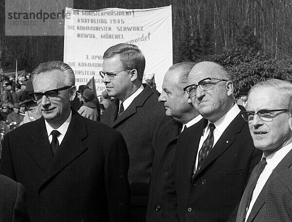 Die traditionelle Ehrung der NS-Opfer in der Bittermark  hier am 12. 4. 1968 in Dortmund  war begleitet von verschiedenen politischen Richtungen der aktuellen Politik. Dietrich Keuning (OB Dtmd) N. N. Heinz Kühn N. von l. n. r  Deutschland  Europa