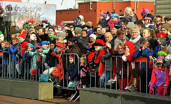 Der Einzug des Sinterklaas loeste bei vielen Kindern in den Niederlanden Furcht aber auch Freude aus  nicht so bei einigen Buergern  die in seinem Knecht  Zwarte Piet  Rassismus erkennen  NLD  Niederlande  Europa