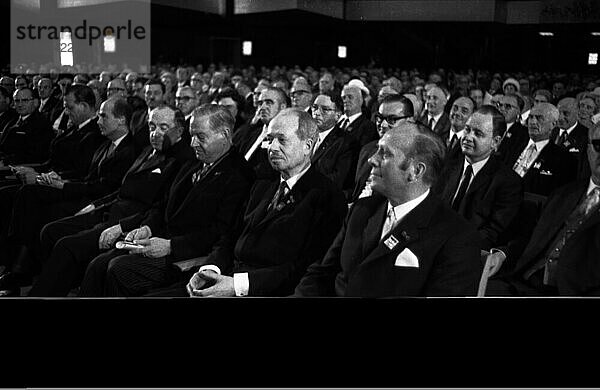 Jaehrlich begeht die Sudetendeutsche Landsmannschaft  hier am 27. 5. 1969 in Nuernberg  traditionell der Sudetendeutschen Tag  Deutschland  Europa