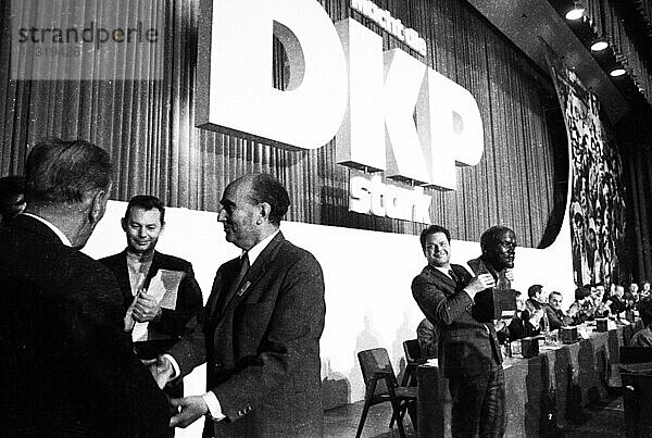 Der 2. Parteitag der Deutschen Kommunistischen Partei (DKP) fand vom 25. 11. 1971 bis 28. 1971 in Düsseldorf statt. Arvids Pelsche  Werner Cieslak  Kurt Bachmann  Herbert Mies von l  Deutschland  Europa