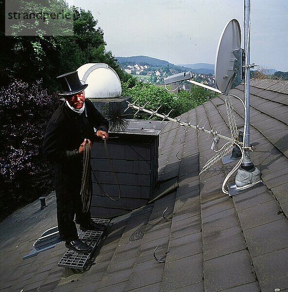 Schornsteinfeger in Berufsausuebung und beim Modellstehen im Fotostudio  hier am 5.05.1992 in Iserlohn  Deutschland  Europa