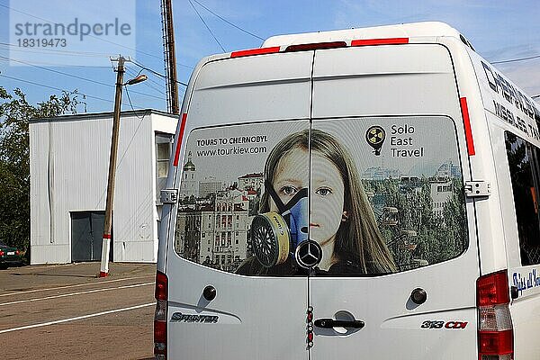 Kind mit Schutz Gasmaske auf dem Reisebus  Einfahrt zur verstrahlten Sperrzone von Tschernobyl und Pripjat  am Kontrollpunkt  Kiew  Ukraine  Europa