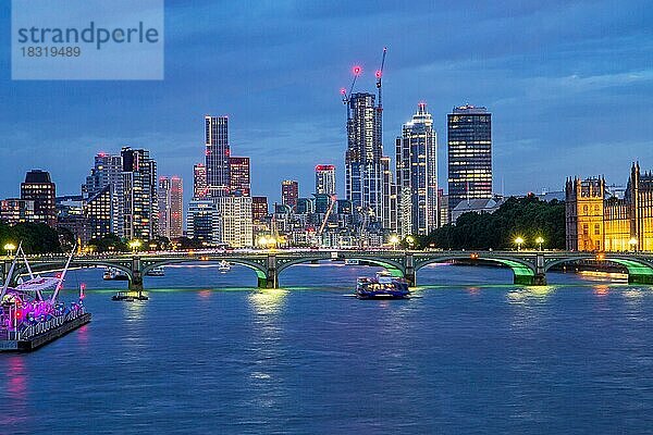 Westminster Bridge über die Themse mit Skyline bei Abenddämmerung  London  City of London  England  United Kingdom  Großbritannien  Europa