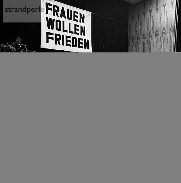 Negative Schlaglichter im Ruhrgebiet in den Jahren 1965 bis 1971. Positiv: Versammlung der Westdeutschen Frauenfriedensbewegung  Deutschland  Europa