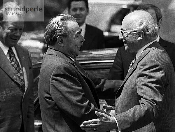 Der Besuch des sowjetischen Staats- und Parteichefs Leonid Breschnew in Bonn vom 18. -22. 5. 1973 war ein Schritt zur Entspannung des Ost-Westverhältnisses von Willy Brandt. Leonid Brreschnew am  Schloss Gymnich. mit Heinz Kuehn  Deutschland  Europa