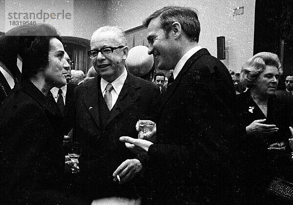 Der Besuch des Bundespraesidenten Gustav Heinemann und seiner Frau Hilda am 9. 3. 1972 in Paderborn galt der Stadt  der auch der Wahlkreis des damaligen Kanzler-Kandidaten Rainer Barzel (CDU) war. Gustav Heinemann  Deutschland  Europa