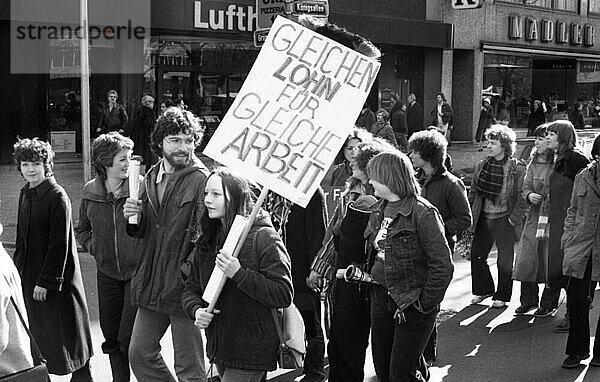 Die Lohngleichheit war eine der Hauptforderung der Frauen zur Demonstration zum Internationalen Frauentag am 08.03.1980 in Düsseldorf  Deutschland  Europa