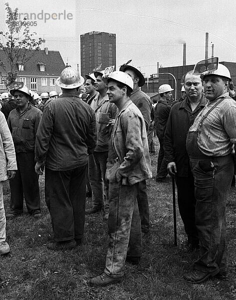 Die Ausweitung der Spontanstreiks im September 1969 dehnte sich auf das Ruhrgebiet aus. Die Aufnahme zeigt das Streikgeschehen im Revier  Deutschland  Europa