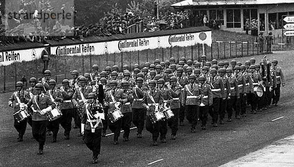 Parade der Bundeswehr zum 20. Jahrestag der Gruendung der Nato im April 1969 am Flughafen Dortmund  Deutschland  Europa