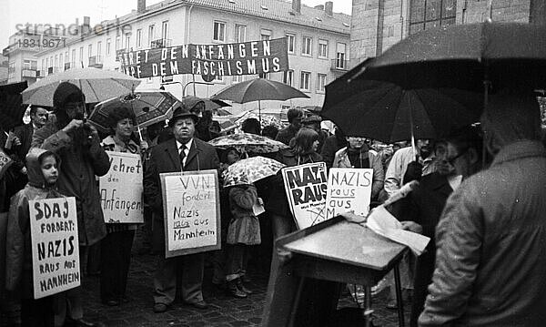 Zu einer Heldengedenkfeier trafen sich Mitglieder und Anhaenger der rechtsextremen Deutschen Volksunion (DVU) unter Gerhard Frey  begleitet von Protesten  am 7.11.1976 in Mannheim  Deutschland  Europa