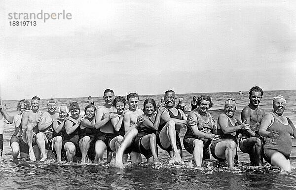 Badegruppe am Strand  witzig  lachen  Sommerferien  Ferien  Lebensfreude  etwa 1930er Jahre  Ostsee  Binz  Rügen  Mecklenburg-Vorpommern  Deutschland  Europa