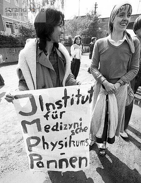 Mehrere tausend Medizinstudenten aus allen Teilen der Bundesrepublik demonstrierten gegen eine Durchfallquote bei der Physikum-Pruefung von 56  2 % am 7.5.1981 in Bonn  Deutschland  Europa