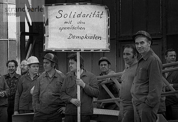 Die Verfolgung spanischer Demokraten durch die Francodiktatur veranlasste Arbeiter und Jugendliche in Gelsenkirchen am 2.10.1975 zu Protesten und einem 2 Minuten-Streik gegen das Franco-Regimes in Gelsenkirchen  Deutschland  Europa