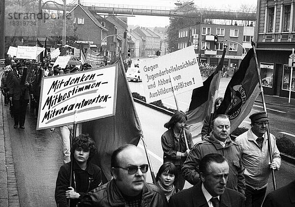 Der traditionelle Maiumzug 1982 der Gewerkschaften  Deutschland  Europa