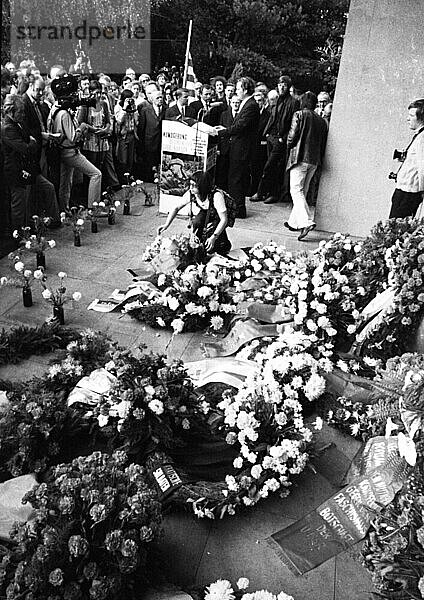 Die traditionelle Gedenkveranstaltung Blumen fuer Stukenbrock  hier am 01. 09. 1973 dem Antikriegstag in Stukenbrock bei Bielefeld- wurden die NS-Opfer an den sowjetischen Kriegsfangenen geehrt  Deutschland  Europa