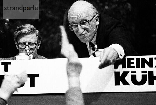 Eine Wahlkundgebung der Sozialdemokratischen Partei Deutschlands (SPD) am 23.4.1975 in der Dortmunder Westfalenhalle..Hewlmu Schmidt  Heinz Kuehn v.l  Deutschland  Europa