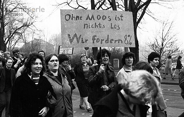 Mit Warnstreiks  Demonstrationen und Kundgebungen  wie hier am 2.4.1981 bei den Bochumer Opelwerken  reagierte die Industriegewerkschaft Metall im Tarifkonflikt auf die Angebote der Arbeitsgeber und verlangten eine Lohnerhoehung von 8%  Deutschland  Europa