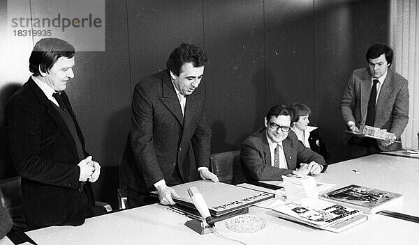 Zwei Maenner treffen sich zu Gespraechen zwischen Ost und West. Gerhard Schroeder (Vors. der Jusos) und Egon Krenz (Vors. der FDJ) am 22.03.1980 in Bonn.Gerhard Schroeder  Egon Krenz  N.N. v.l  Deutschland  Europa